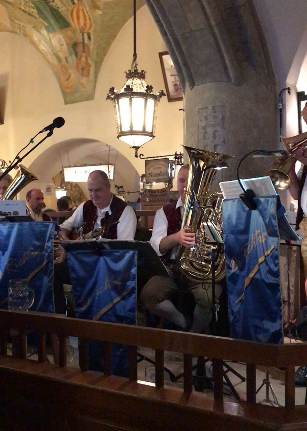 マリエン広場近くのホフブロイハウスを覗いてみる。
壁や天井の装飾が美しい。...