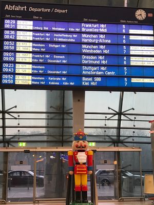 2020年1月1日。
フランクフルト空港のDB(ドイツ鉄道)の駅はホテルに...