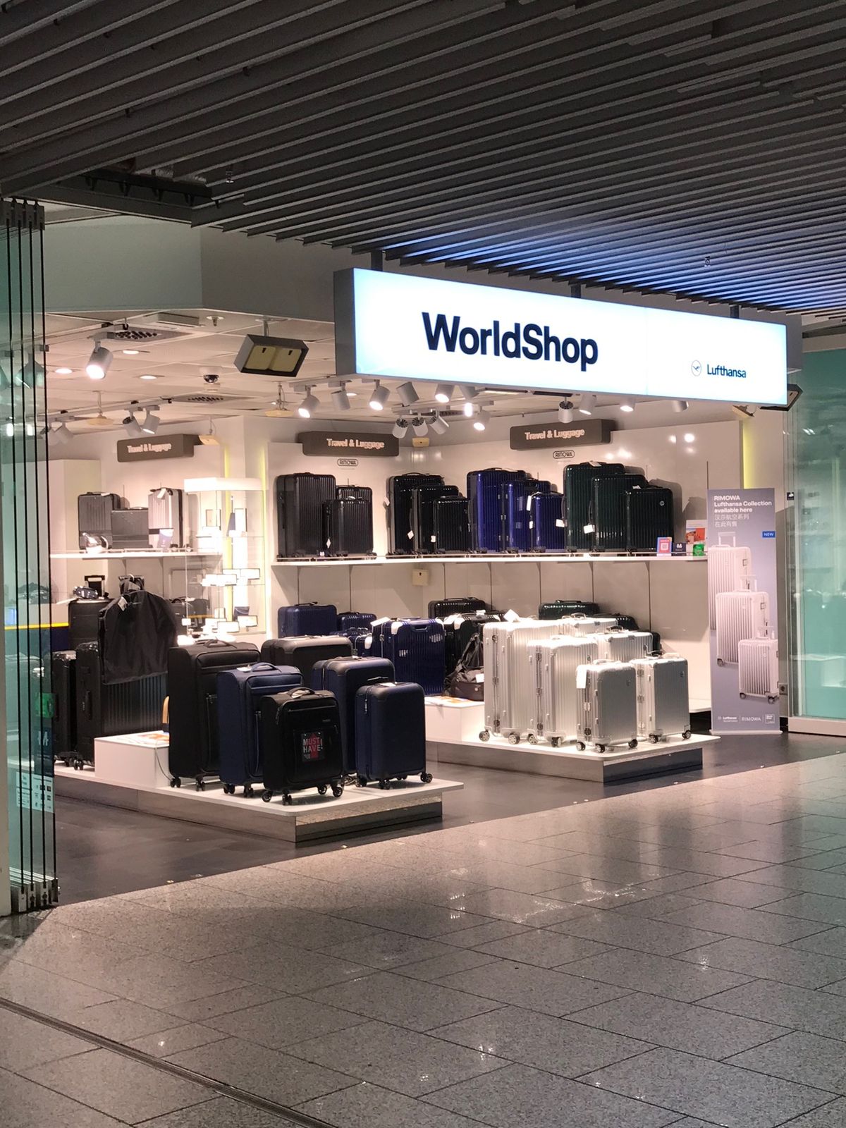 12月31日、ホテルで朝食の後、空港内のLufthansa worldsh...