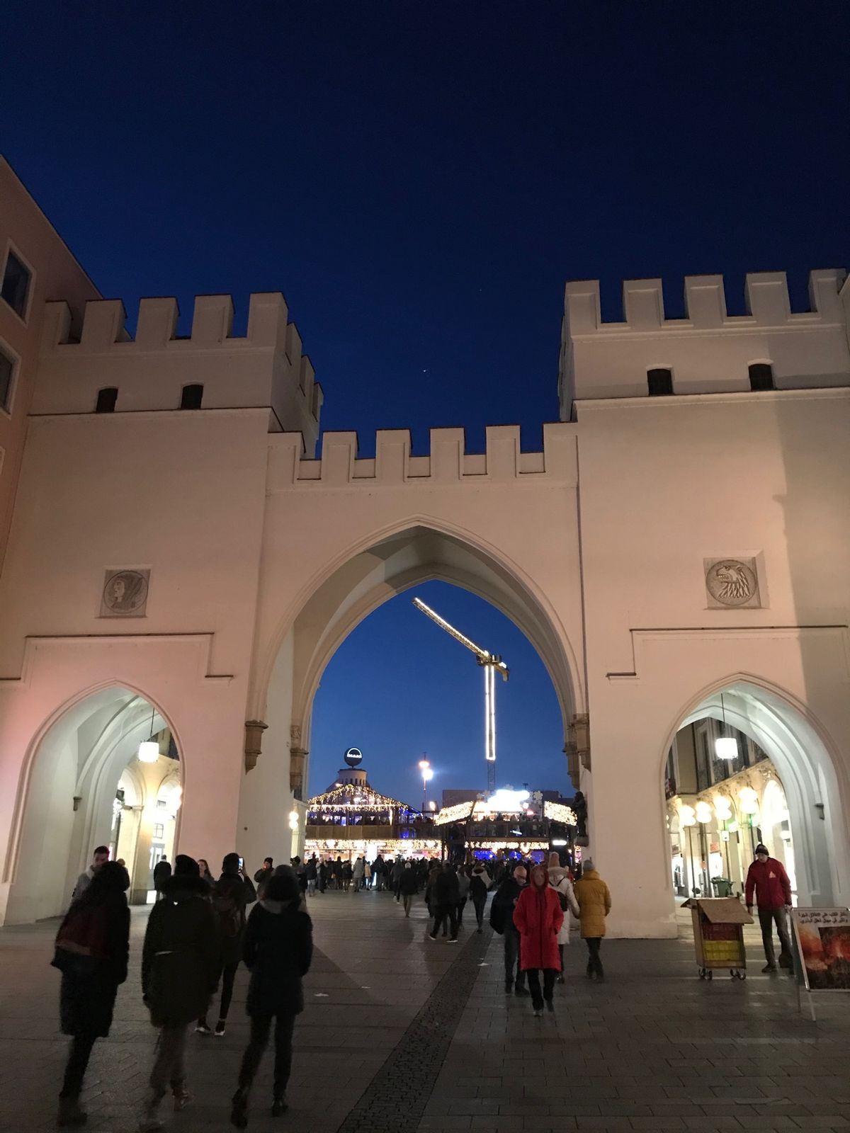 カールス門の近くでグリユーワインのお店を見つけた。
大きなお鍋で温めた甘い...