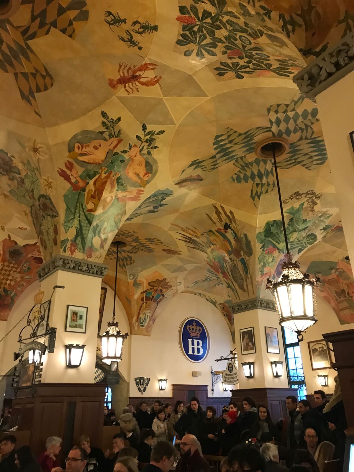 マリエン広場近くのホフブロイハウスを覗いてみる。
壁や天井の装飾が美しい。...