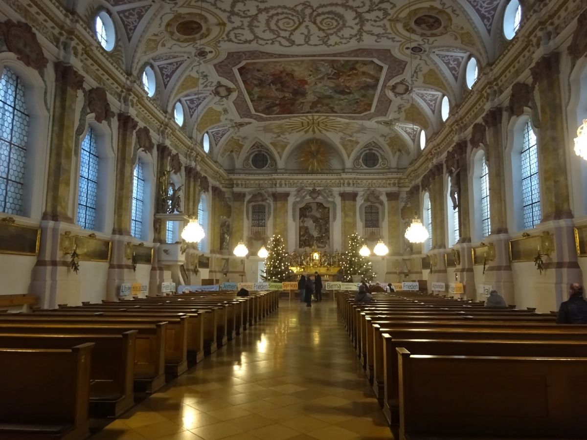 ミュンヘン旧市街へ。
ミュンヘン中央駅から歩いて15分ほどで辿り着く。
カ...