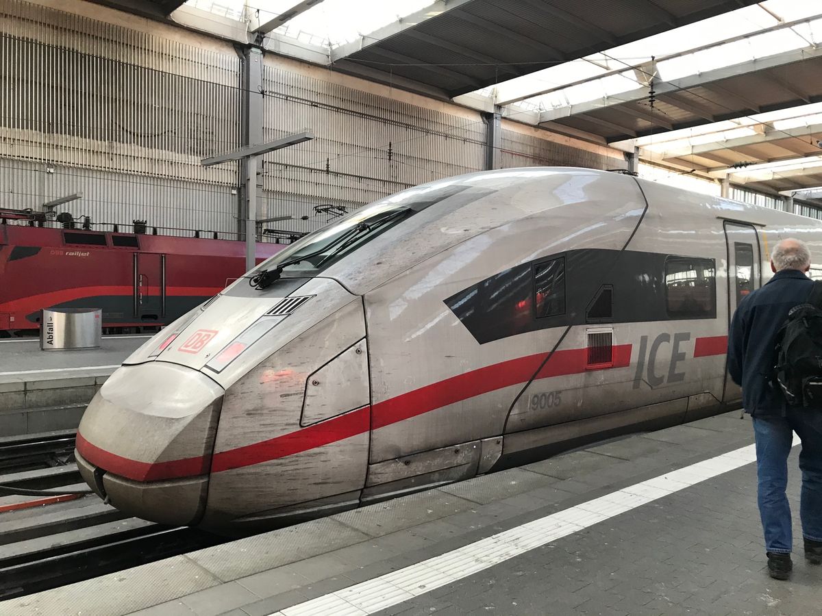 2020年1月1日。
フランクフルト空港のDB(ドイツ鉄道)の駅はホテルに...