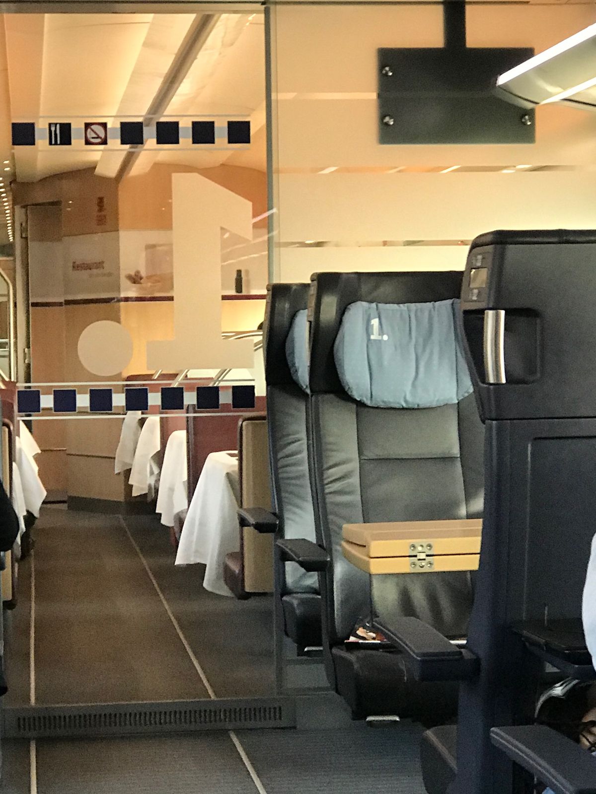 2020年1月1日。
フランクフルト空港のDB(ドイツ鉄道)の駅はホテルに...