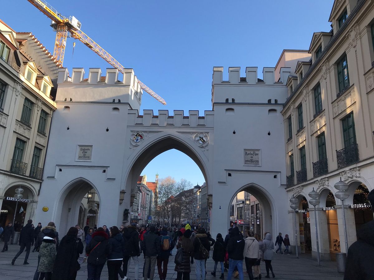 ミュンヘン旧市街へ。
ミュンヘン中央駅から歩いて15分ほどで辿り着く。
カ...