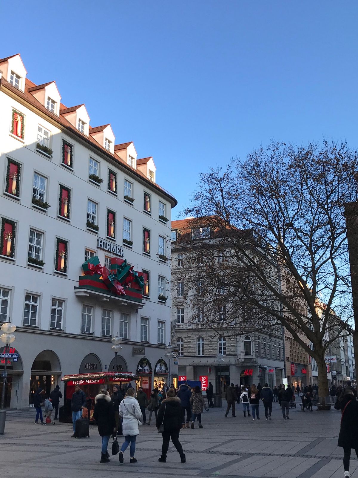ミュンヘン旧市街へ。
ミュンヘン中央駅から歩いて15分ほどで辿り着く。
カ...