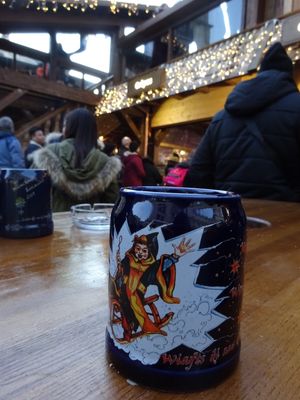 カールス門の近くでグリユーワインのお店を見つけた。
大きなお鍋で温めた甘い...