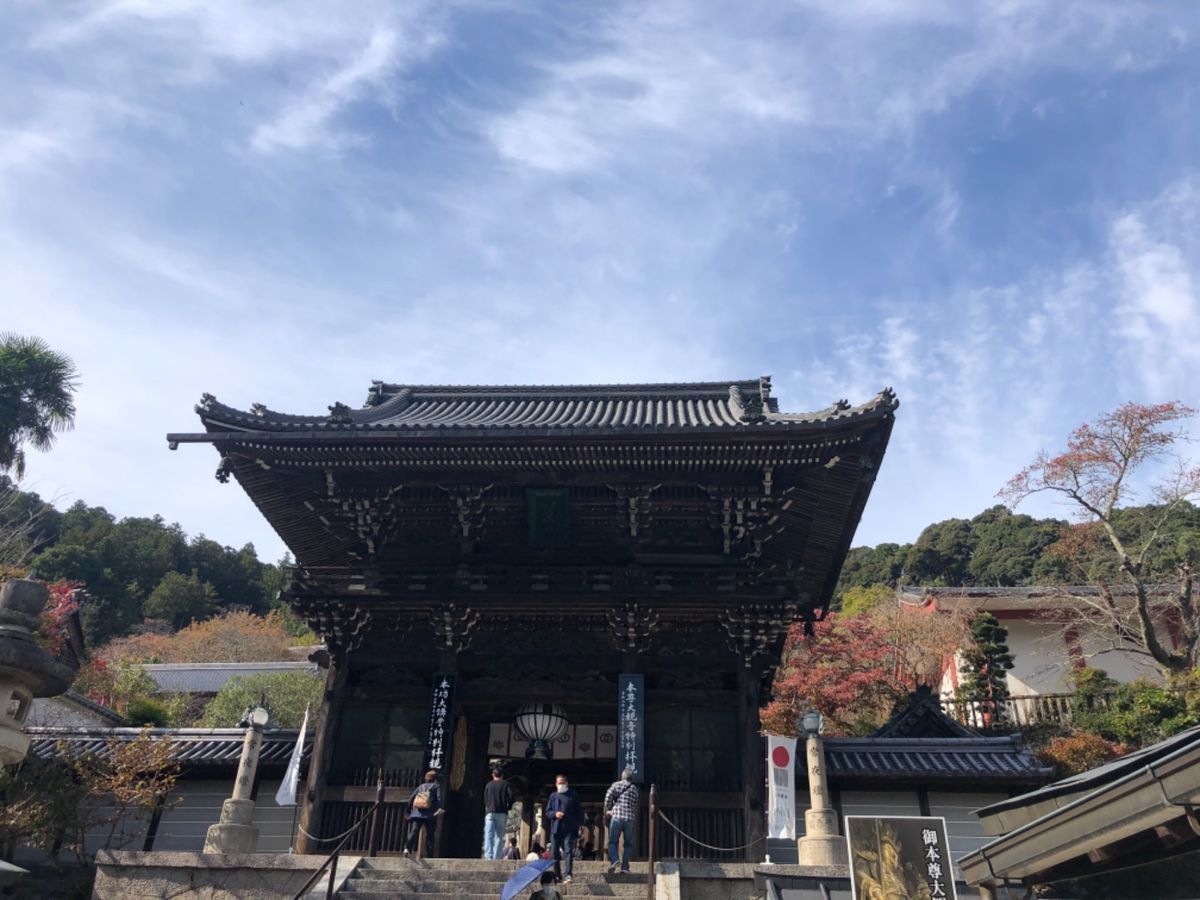室生寺の次は牡丹で有名な長谷寺へ。紅葉もほんのり色づいていました。