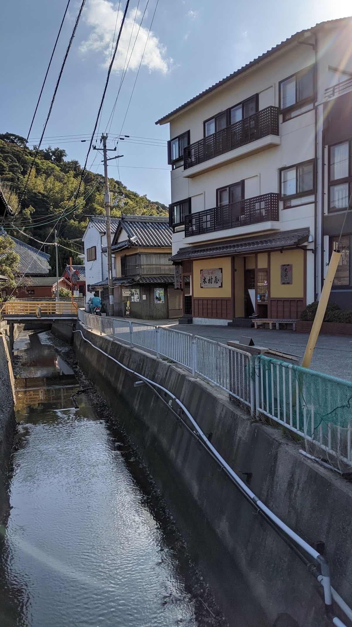 沼島には88カ所、石仏が祀られているらしい。
まずは今回止まる木村屋さんで...