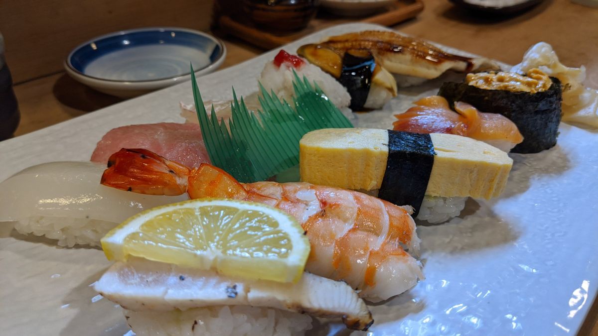 寿司屋 ふじ一（ふじいち）で昼食。
あなごうまし。