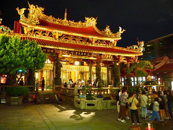 台湾・台北「旅行🇹🇼」の写真：同じ仏教なのに参拝方法が全然違った🧐