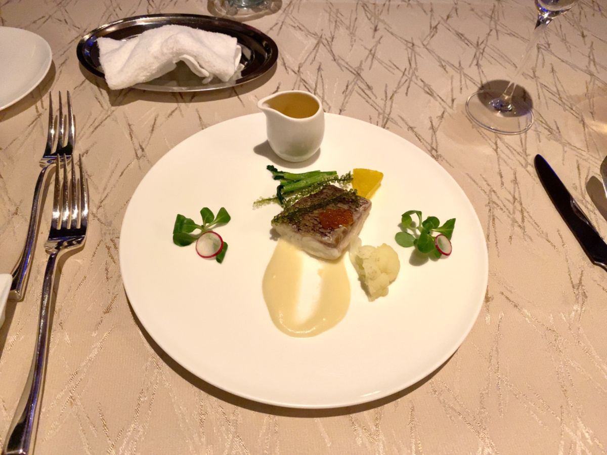 プランについてたフレンチディナー
レストランの前の庭がクリスマスイルミネー...