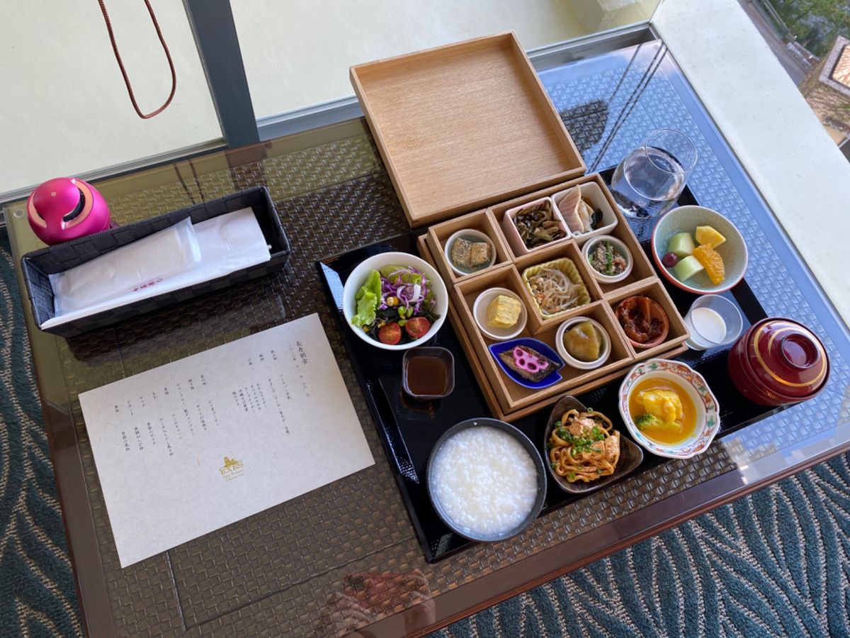 骨折してるから
朝ごはんはお部屋で和食にしてもらった☺️
朝ごはんも量がち...