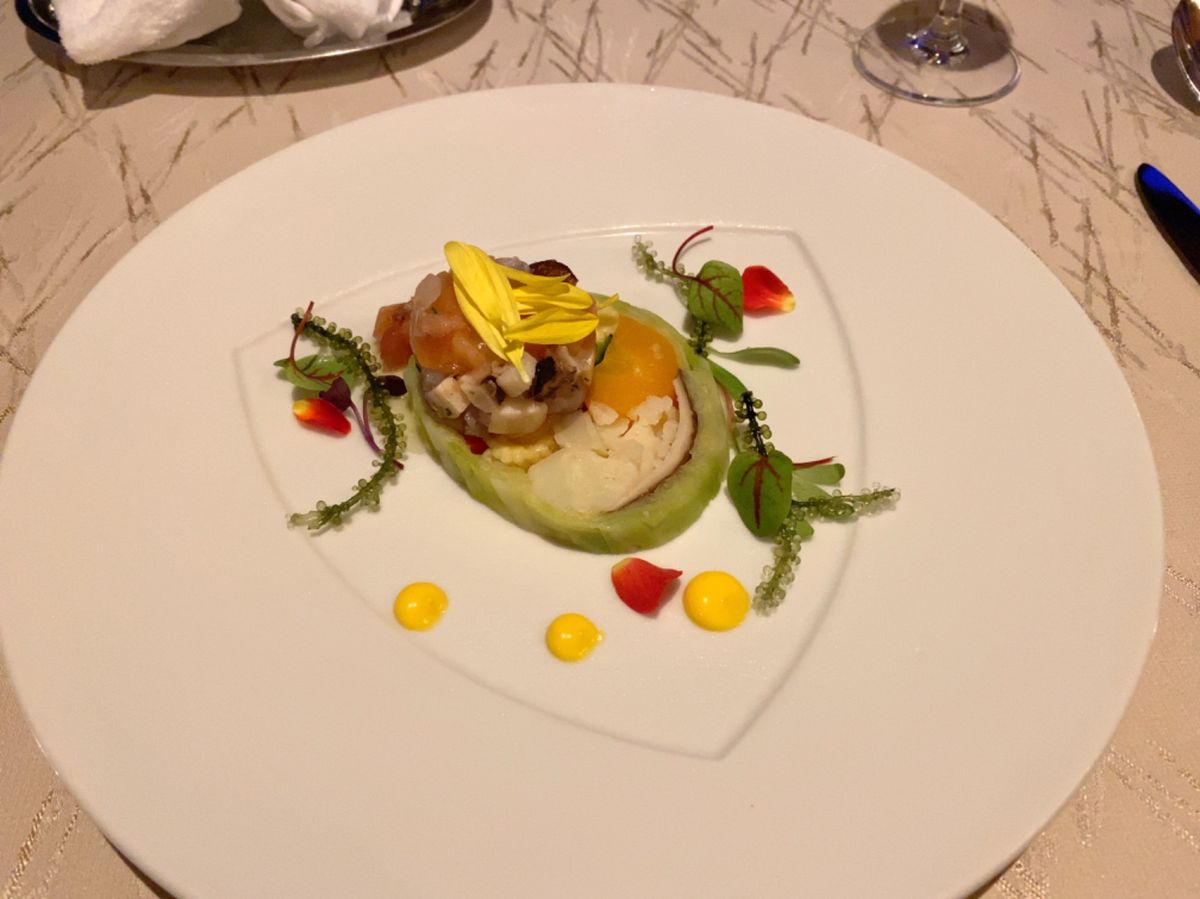 プランについてたフレンチディナー
レストランの前の庭がクリスマスイルミネー...