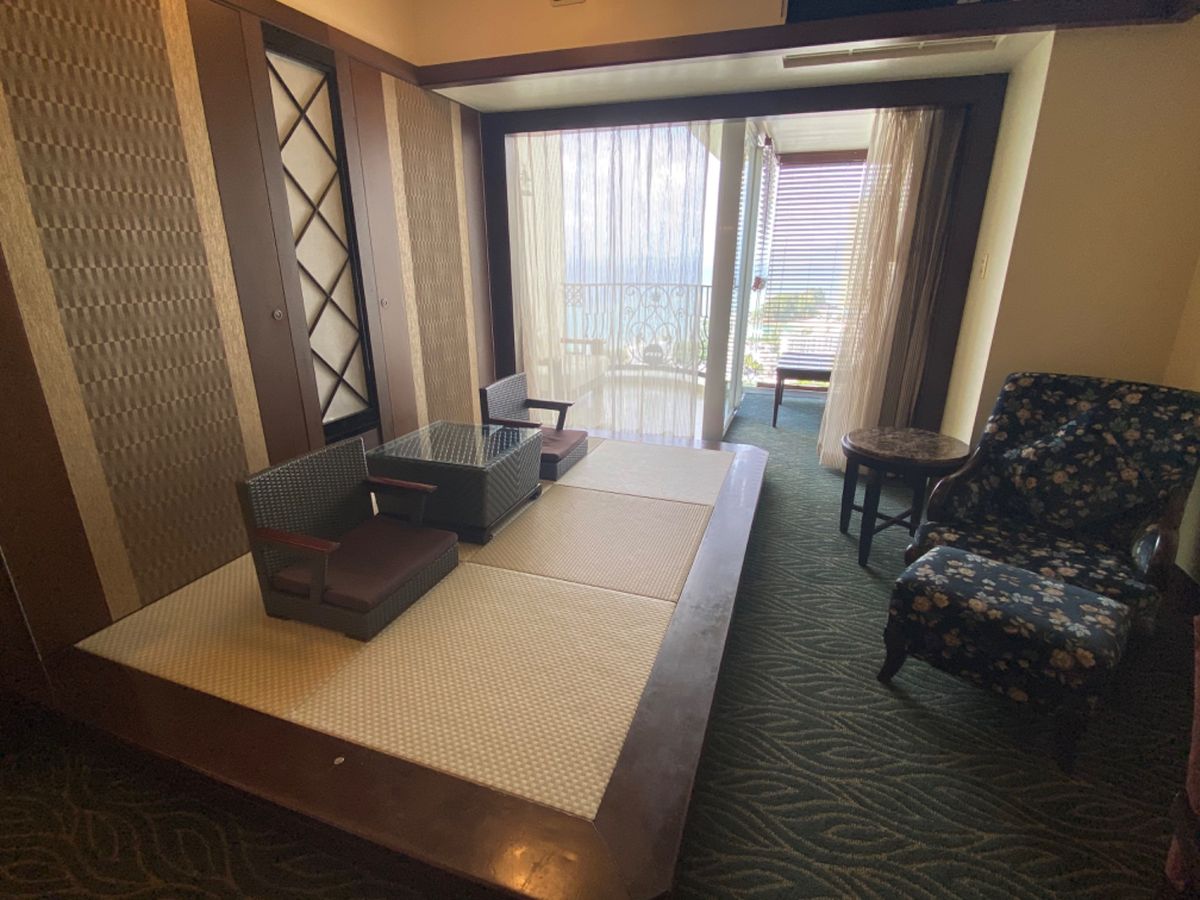 お部屋はめっちゃ広い！！
海の眺めも思ったより良かったけど
夕陽は隣のホテ...