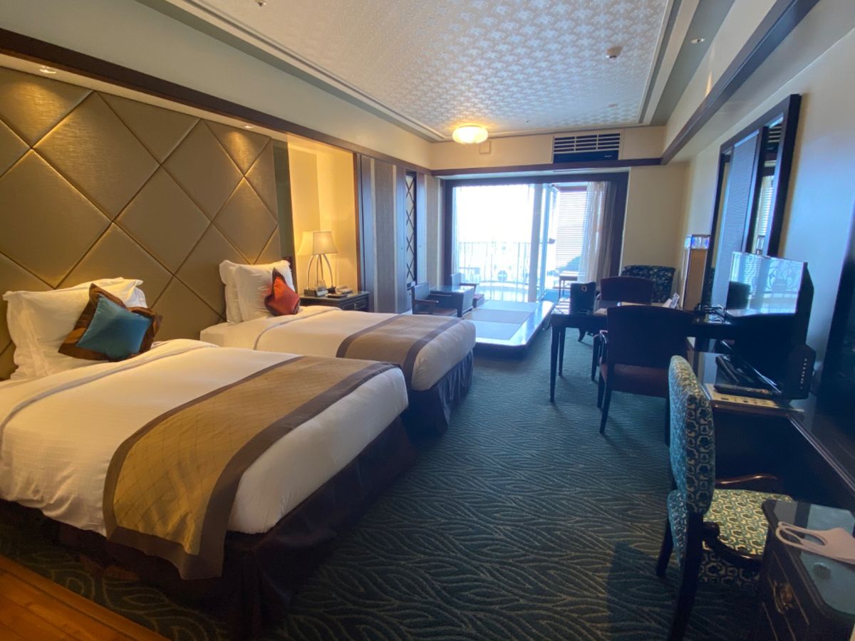 お部屋はめっちゃ広い！！
海の眺めも思ったより良かったけど
夕陽は隣のホテ...