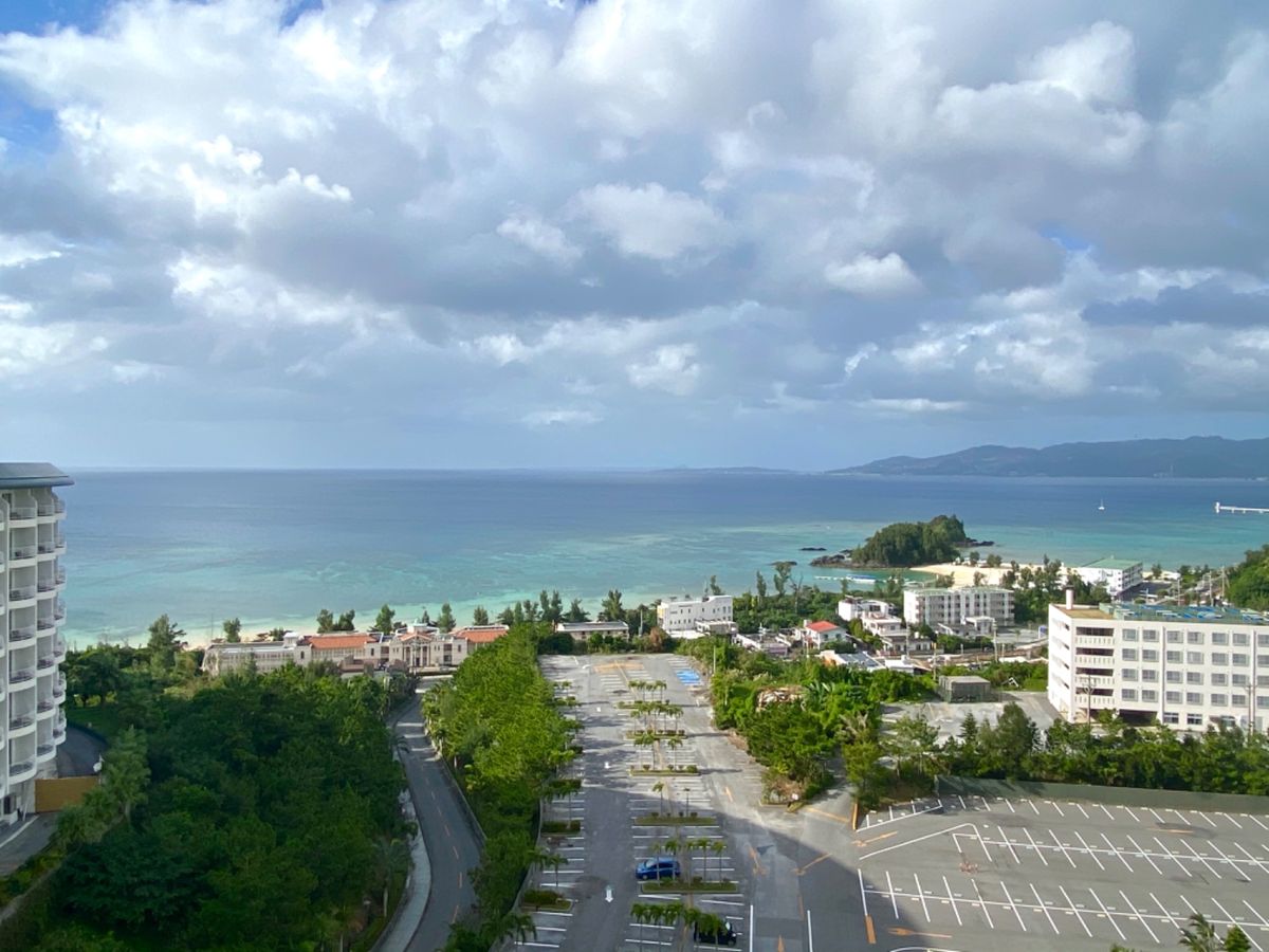 お部屋はめっちゃ広い！！
海の眺めも思ったより良かったけど
夕陽は隣のホテ...