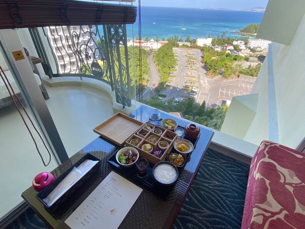 日本・沖縄県「沖縄リゾートホテルでフレンチを堪能する！」の写真：骨折してるから
朝ごはんはお部屋で和食に...