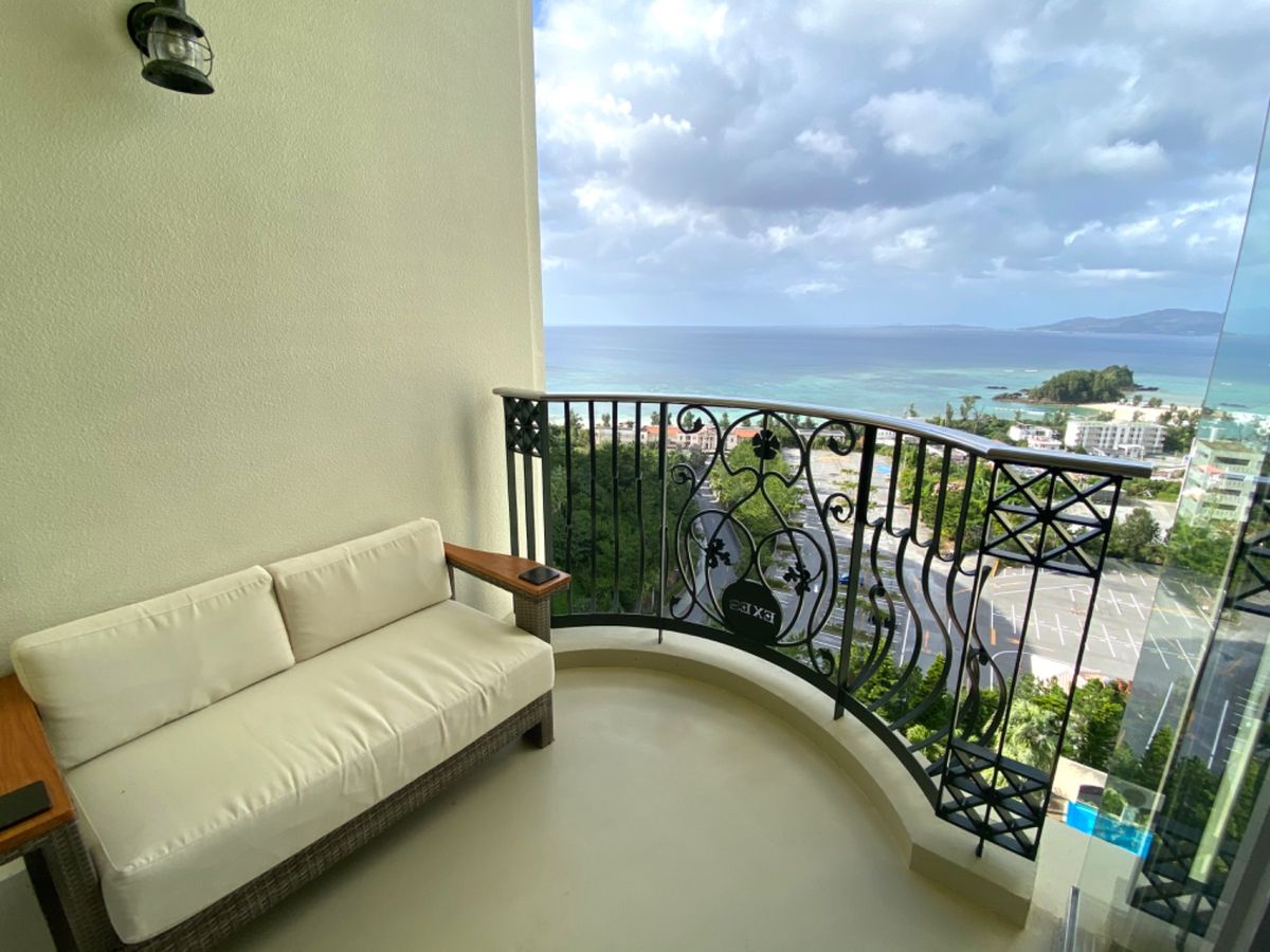 お部屋はめっちゃ広い！！
海の眺めも思ったより良かったけど
夕陽は隣のホテ...