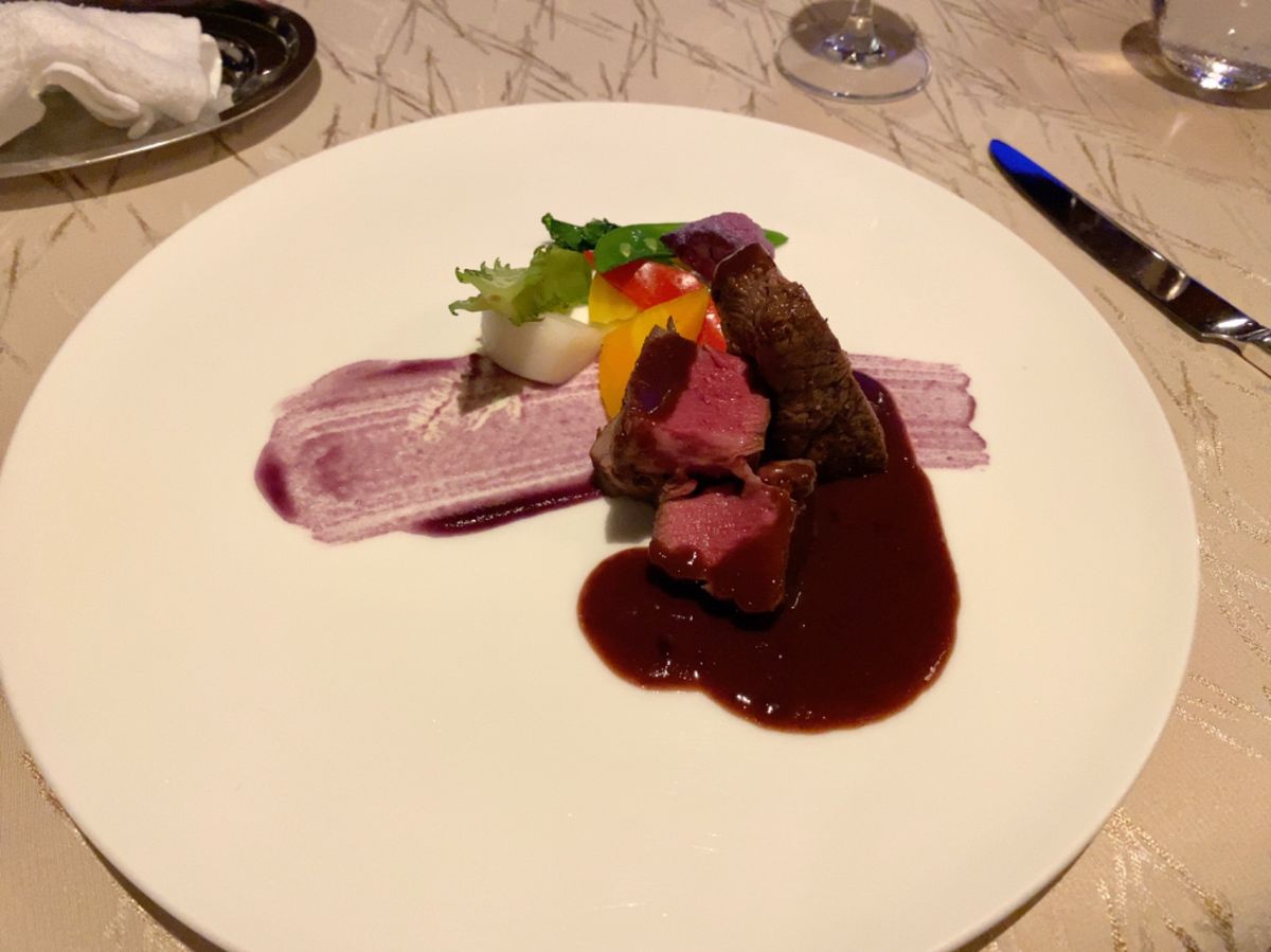 プランについてたフレンチディナー
レストランの前の庭がクリスマスイルミネー...