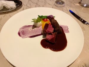 プランについてたフレンチディナー
レストランの前の庭がクリスマスイルミネー...