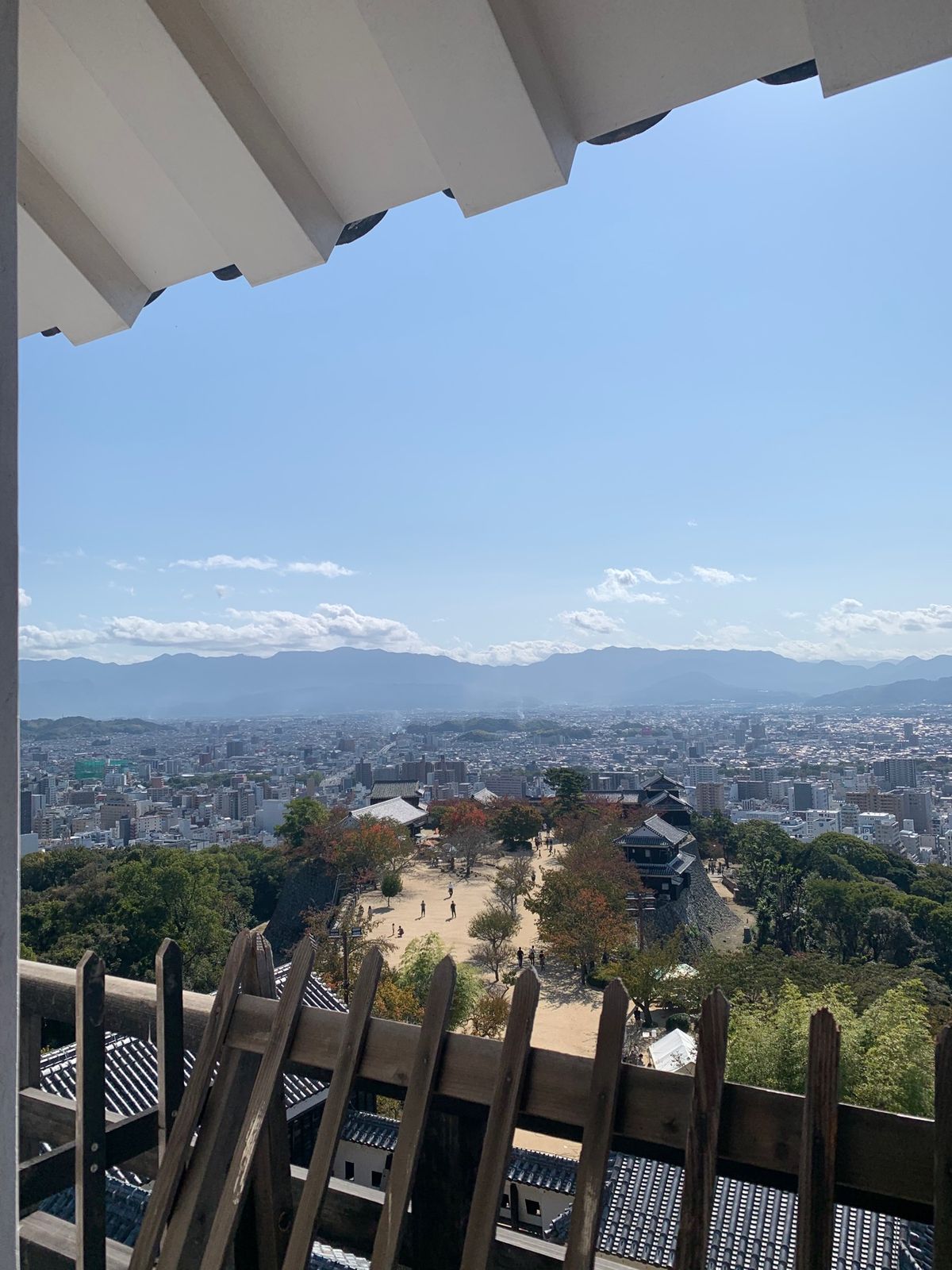 松山城！

ロープウェイで山上に行くと、どどんとお城。
中は、鎧兜や刀等を...