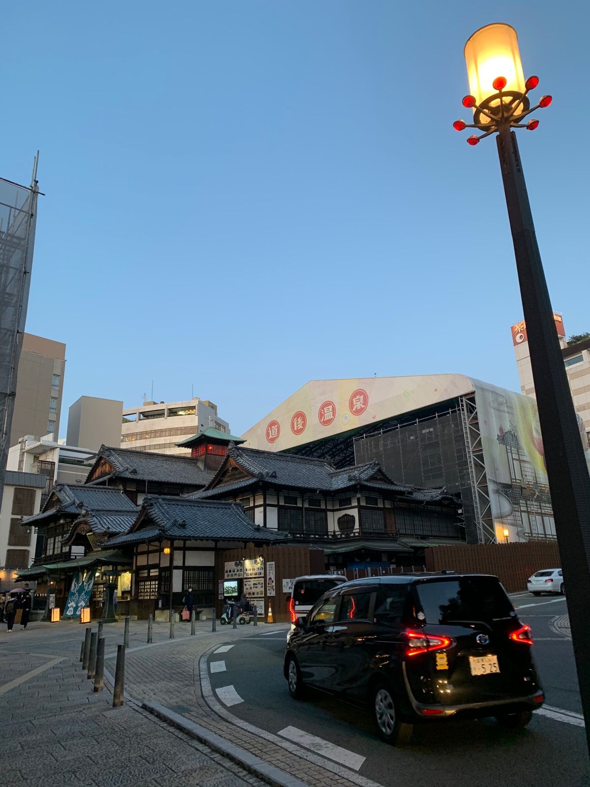 道後温泉本館。

千と千尋の神隠しのモデルの一つらしい。
今は改修工事で後...