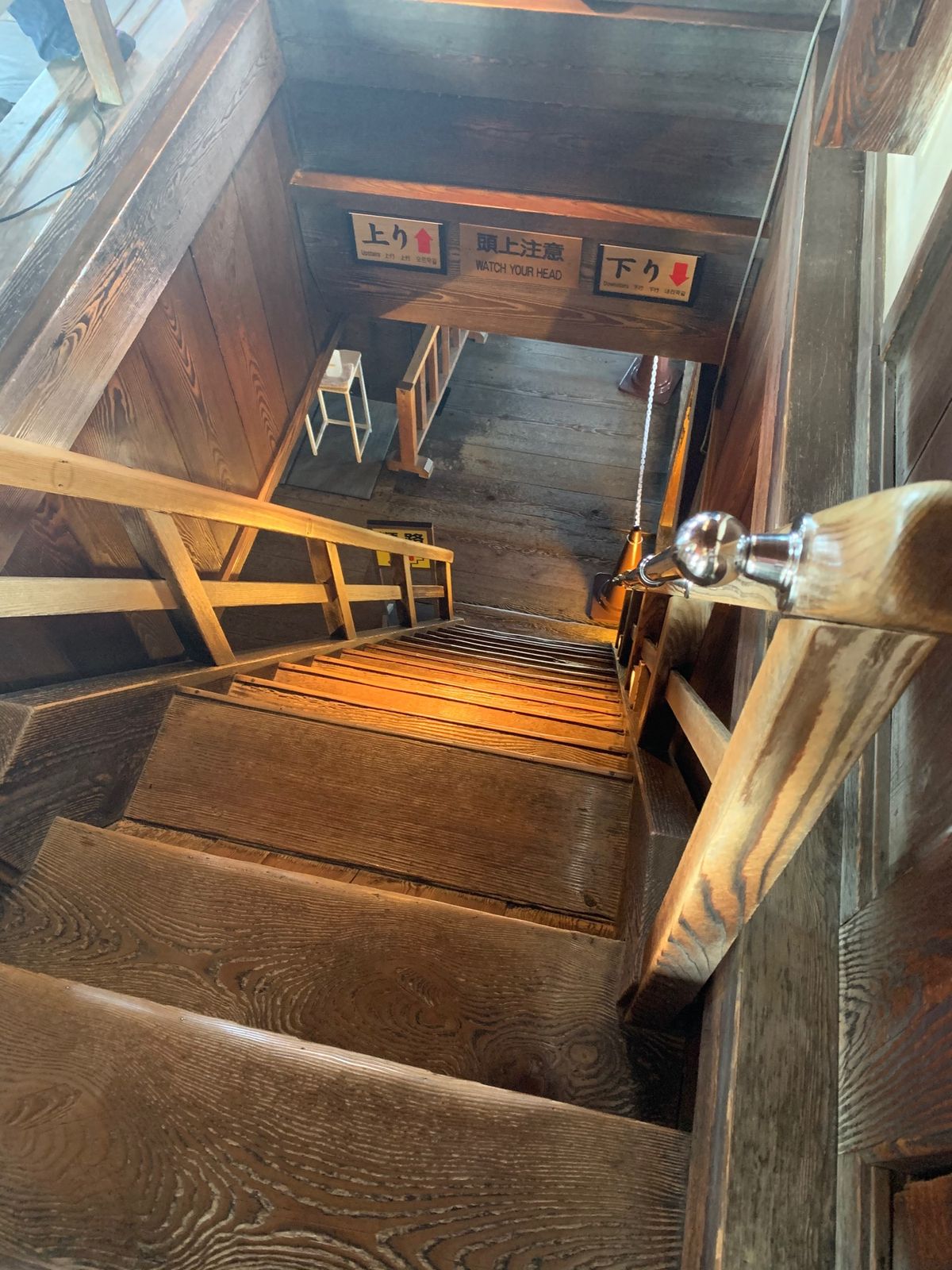 松山城！

ロープウェイで山上に行くと、どどんとお城。
中は、鎧兜や刀等を...