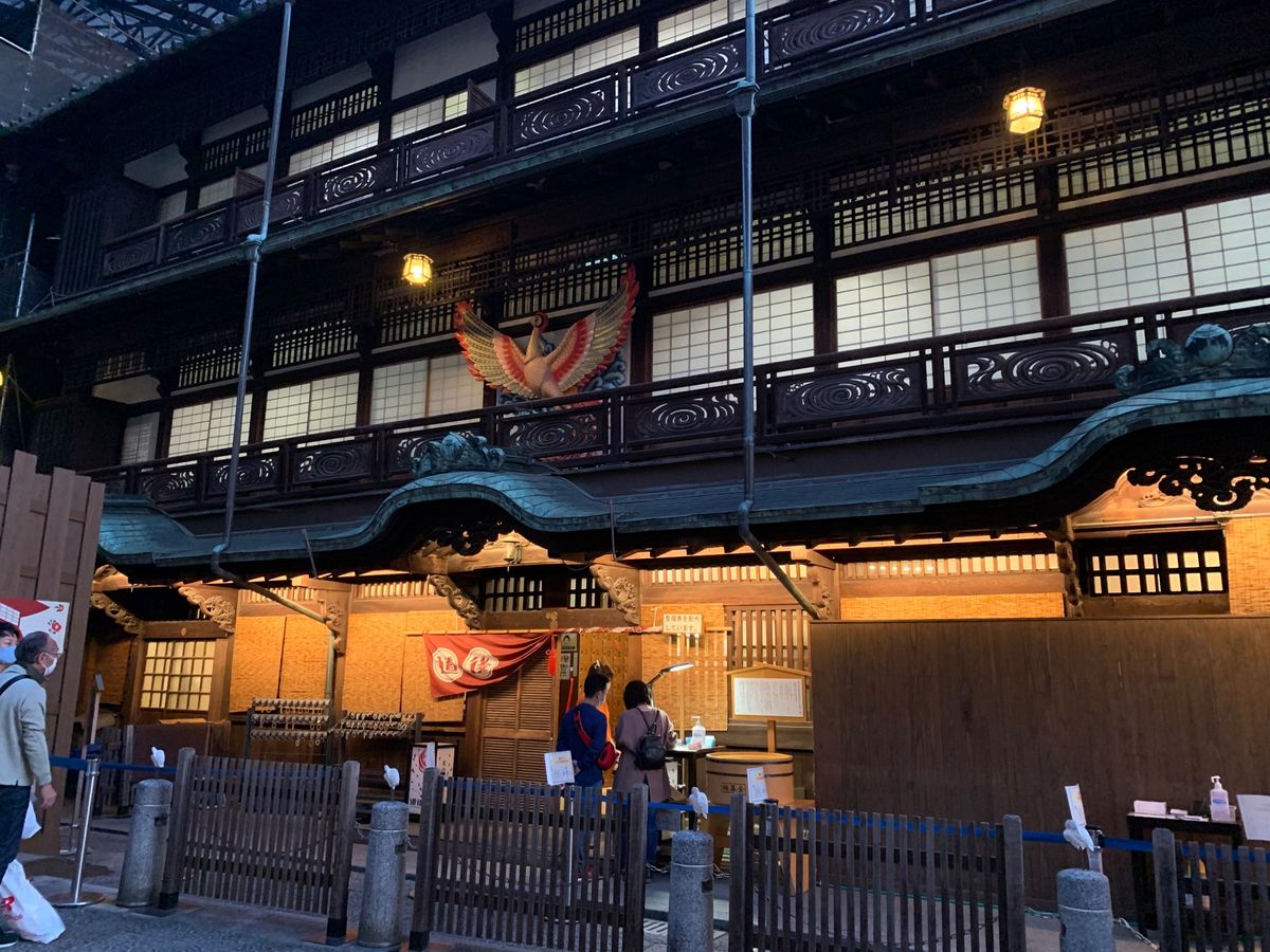 道後温泉本館。

千と千尋の神隠しのモデルの一つらしい。
今は改修工事で後...