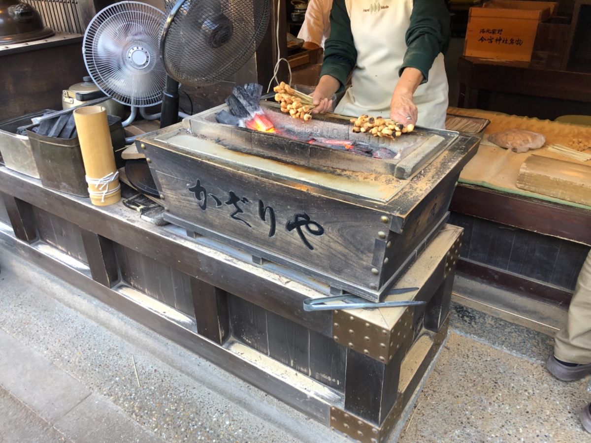 今宮神社近くのかざりやであぶり餅をいただきました。こちらは創業1637年と...