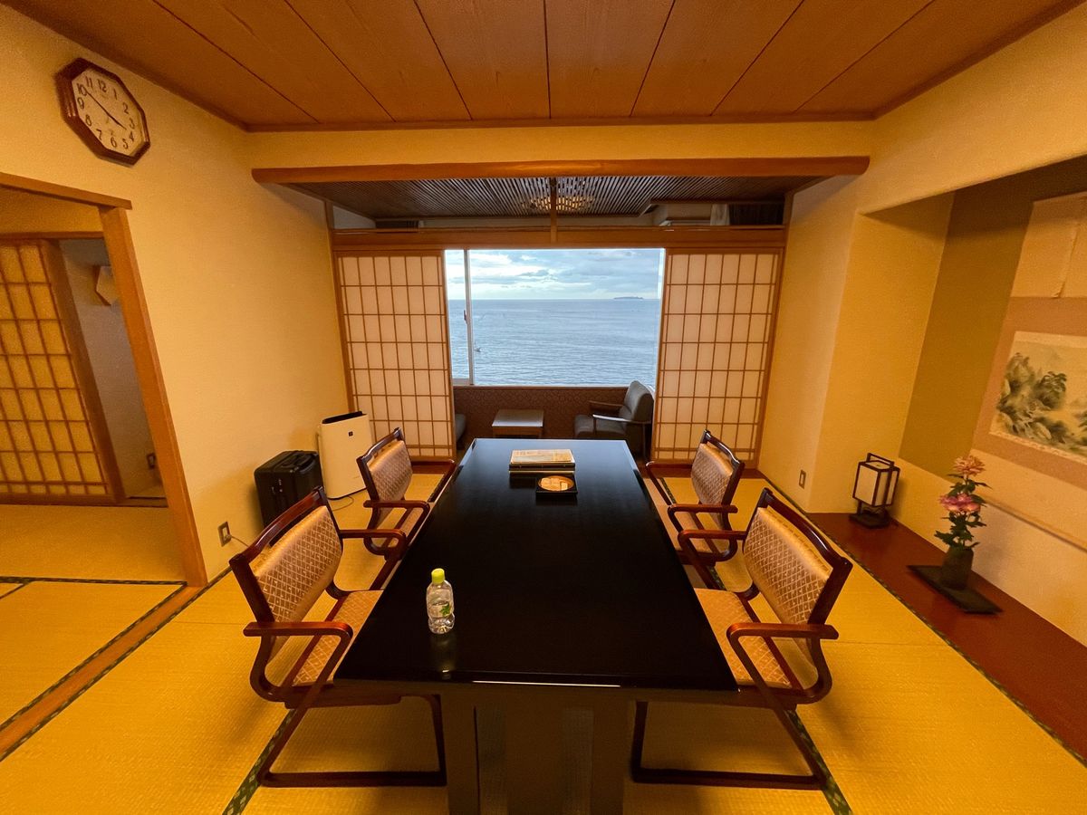 ニューさがみや

予想に反して素晴らしい宿です

二間続きで目の前は海。
...