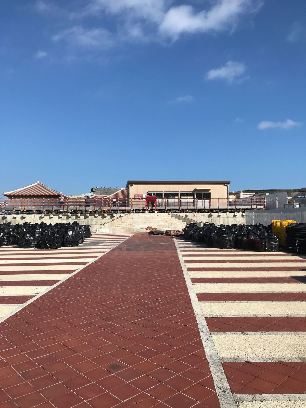 2日目②:
昼飯の後は再建築の首里城。まだまだ長い…。
久々に金城石畳通、...