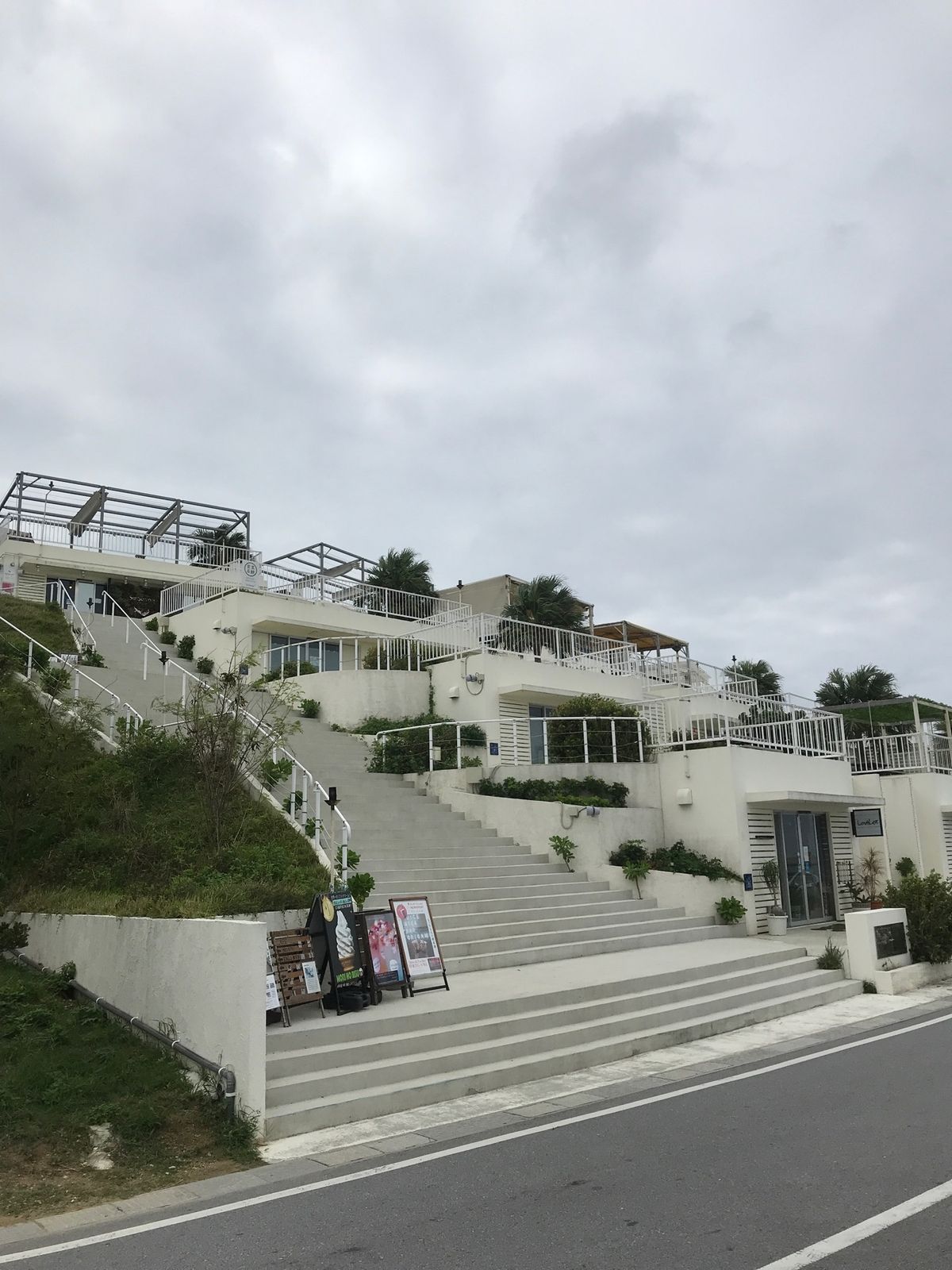 2日目①:
朝食は沖縄旅行定番のJefでヌーヤルバーガー🍔
瀬長島のうみか...