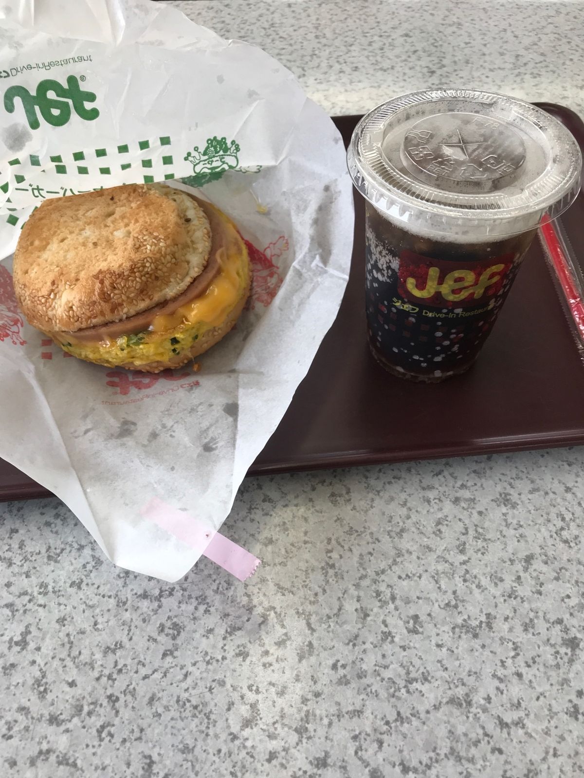 2日目①:
朝食は沖縄旅行定番のJefでヌーヤルバーガー🍔
瀬長島のうみか...