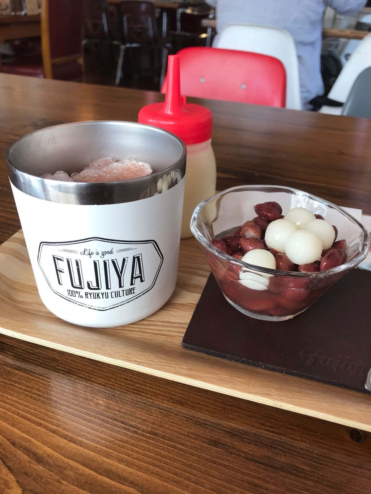 2日目①:
朝食は沖縄旅行定番のJefでヌーヤルバーガー🍔
瀬長島のうみか...