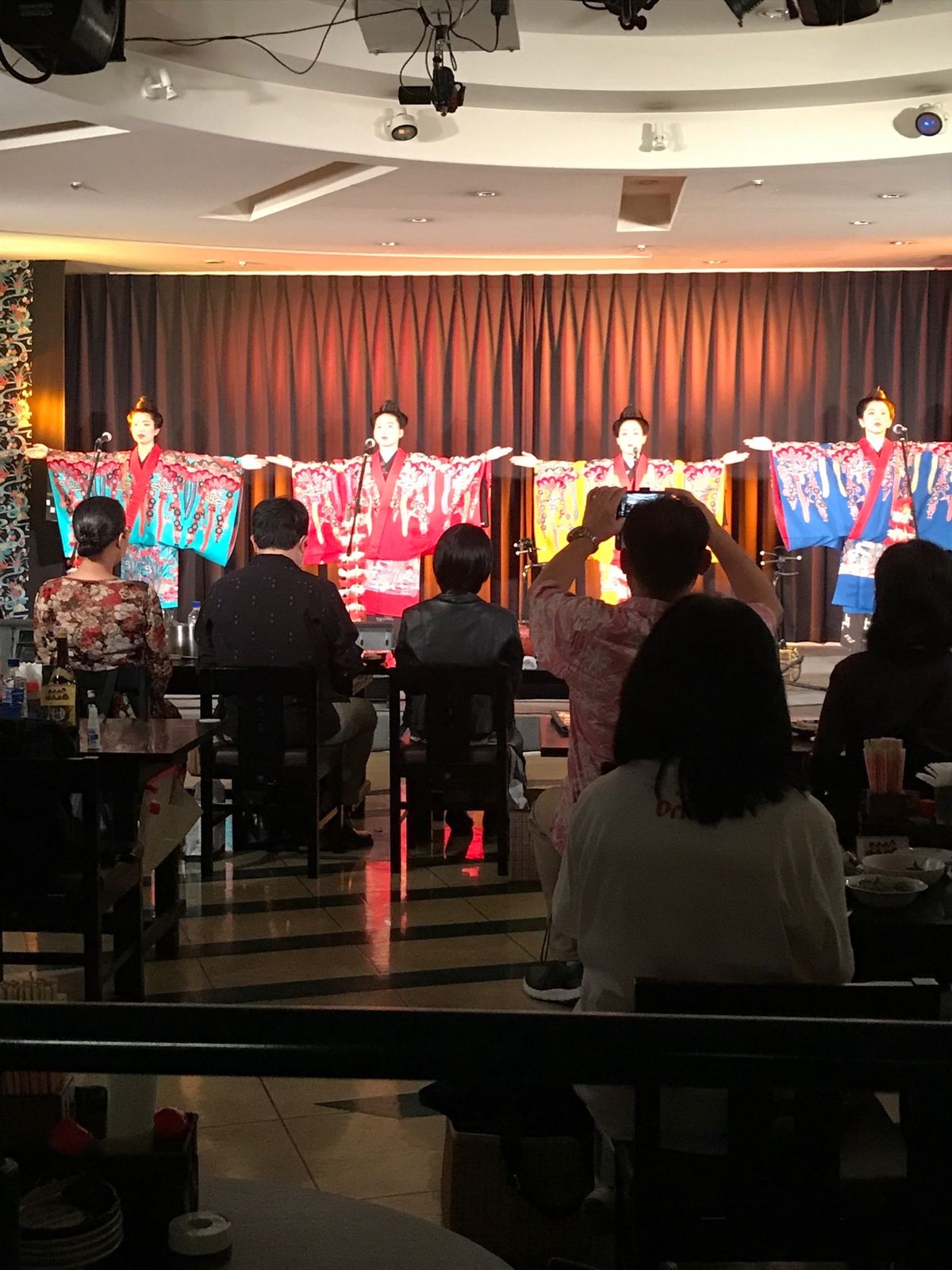 2日目②:
昼飯の後は再建築の首里城。まだまだ長い…。
久々に金城石畳通、...