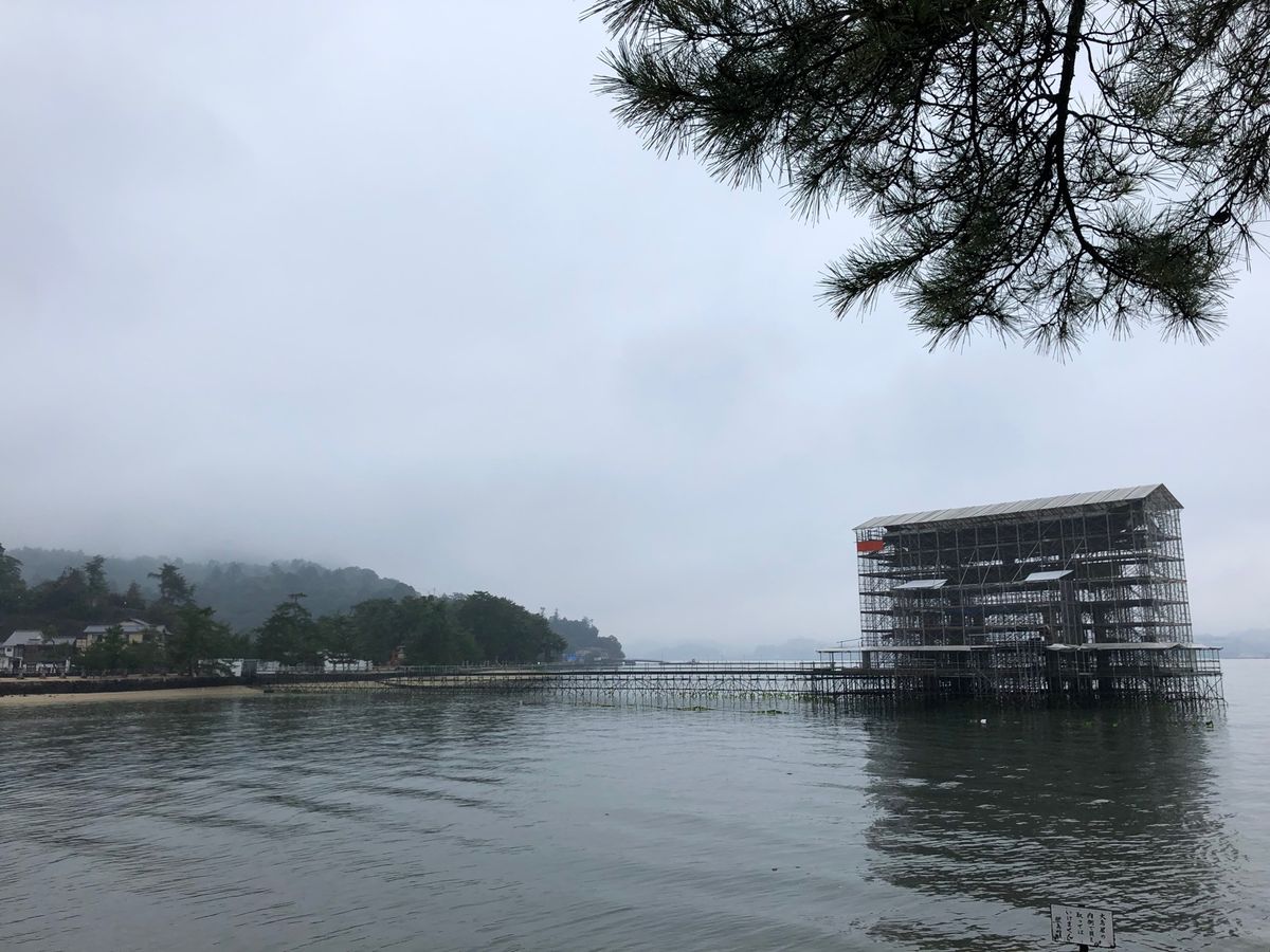 宮島は初めて。なんと厳島神社の大鳥居は修理工事中。これもこれでレア！？（笑）