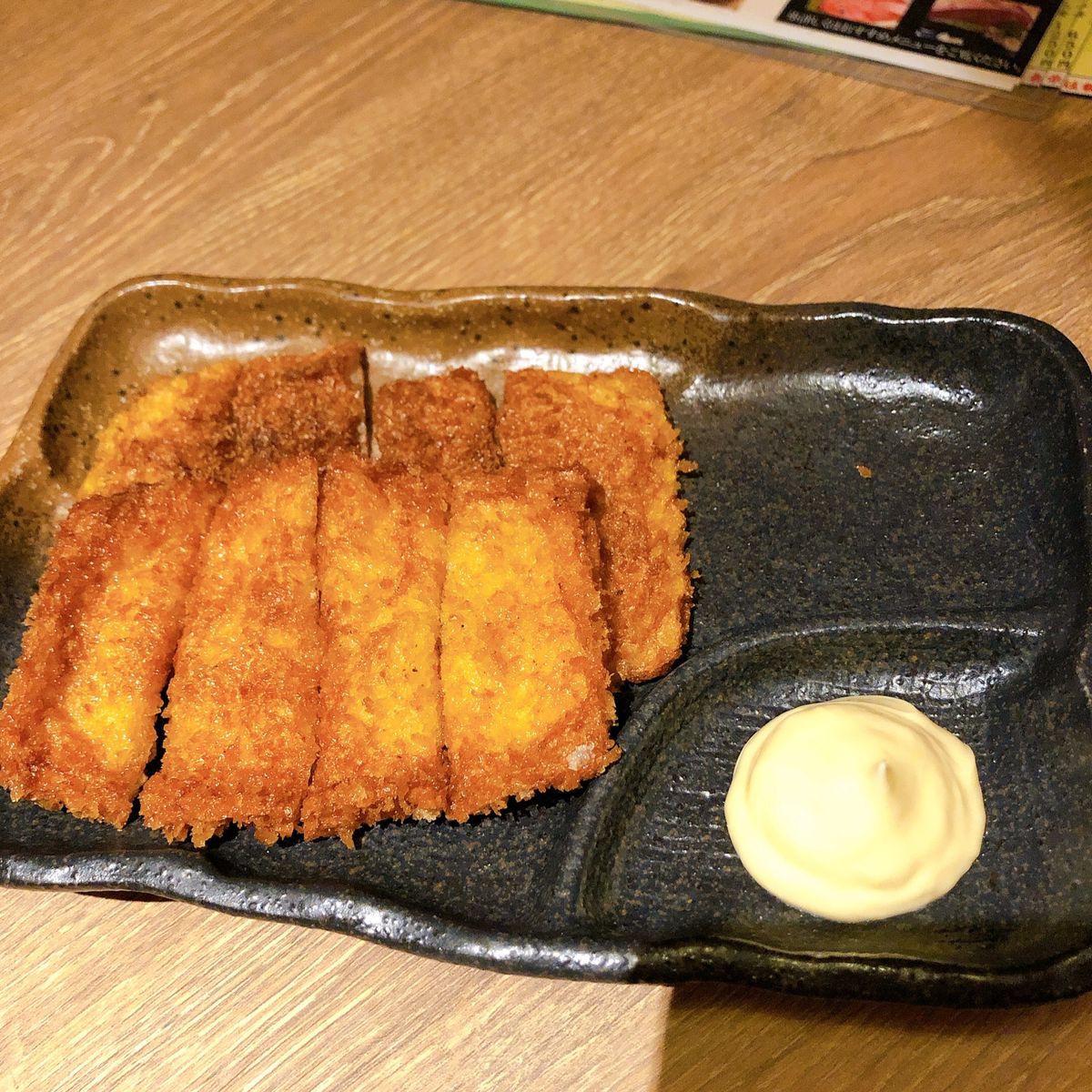 夕食は広島のご当地グルメもたくさんの居酒屋「蜂ヤ」へ。
コウネ焼きにウニホ...