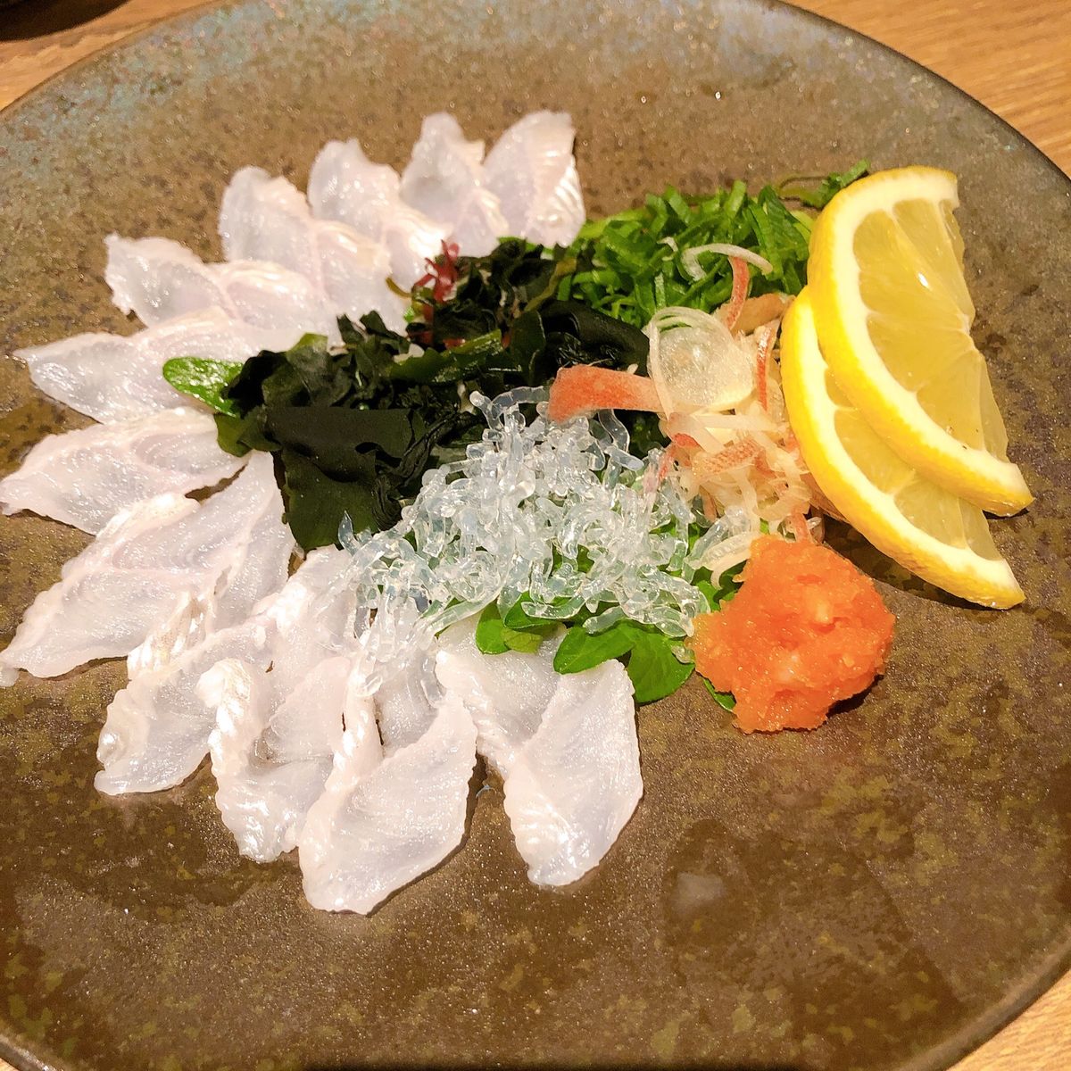 夕食は広島のご当地グルメもたくさんの居酒屋「蜂ヤ」へ。
コウネ焼きにウニホ...