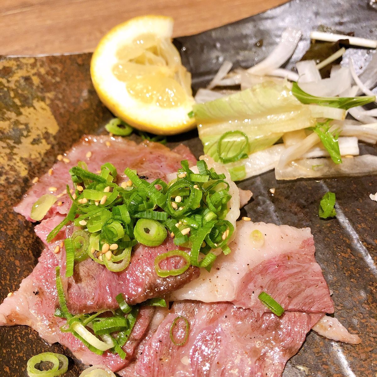 夕食は広島のご当地グルメもたくさんの居酒屋「蜂ヤ」へ。
コウネ焼きにウニホ...