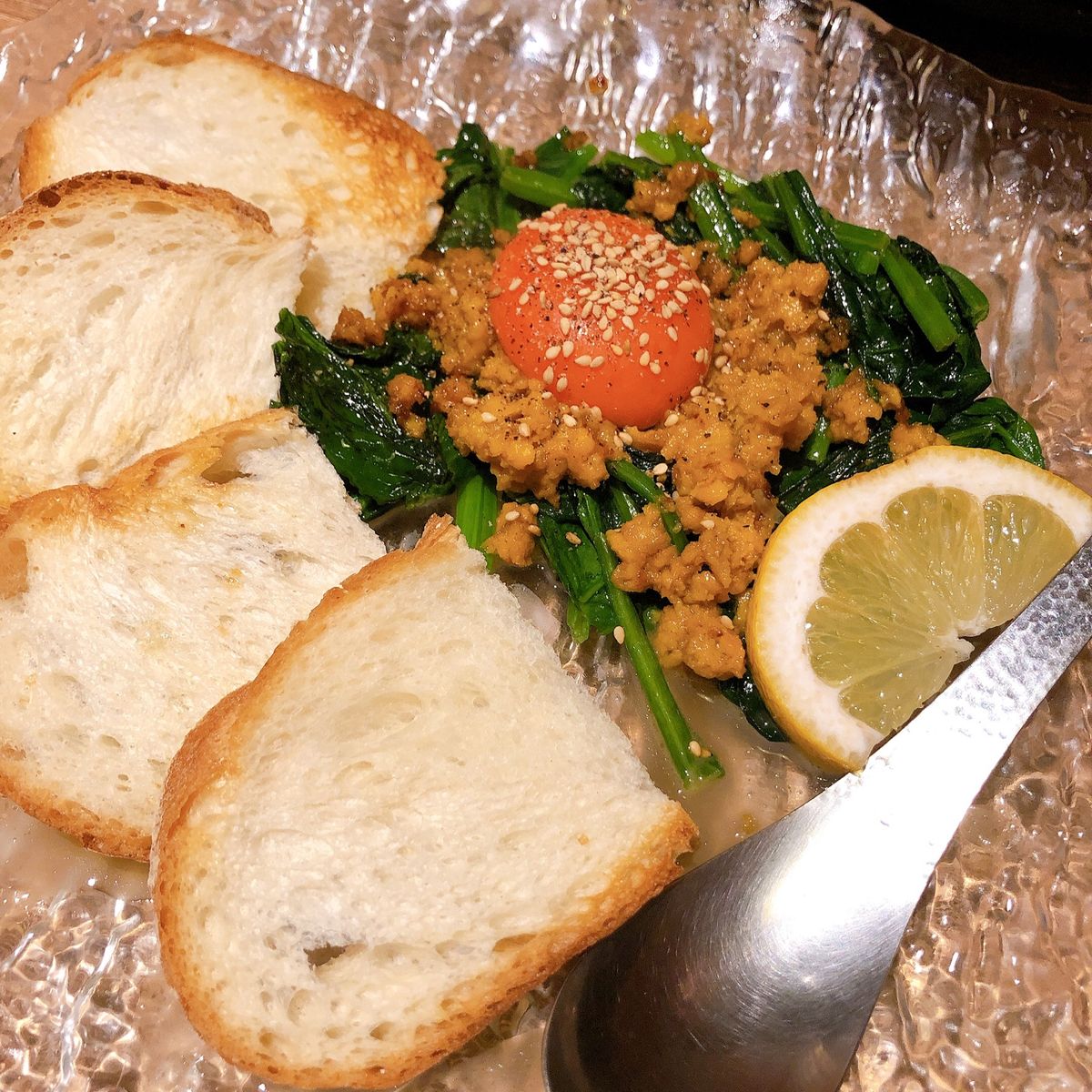 夕食は広島のご当地グルメもたくさんの居酒屋「蜂ヤ」へ。
コウネ焼きにウニホ...