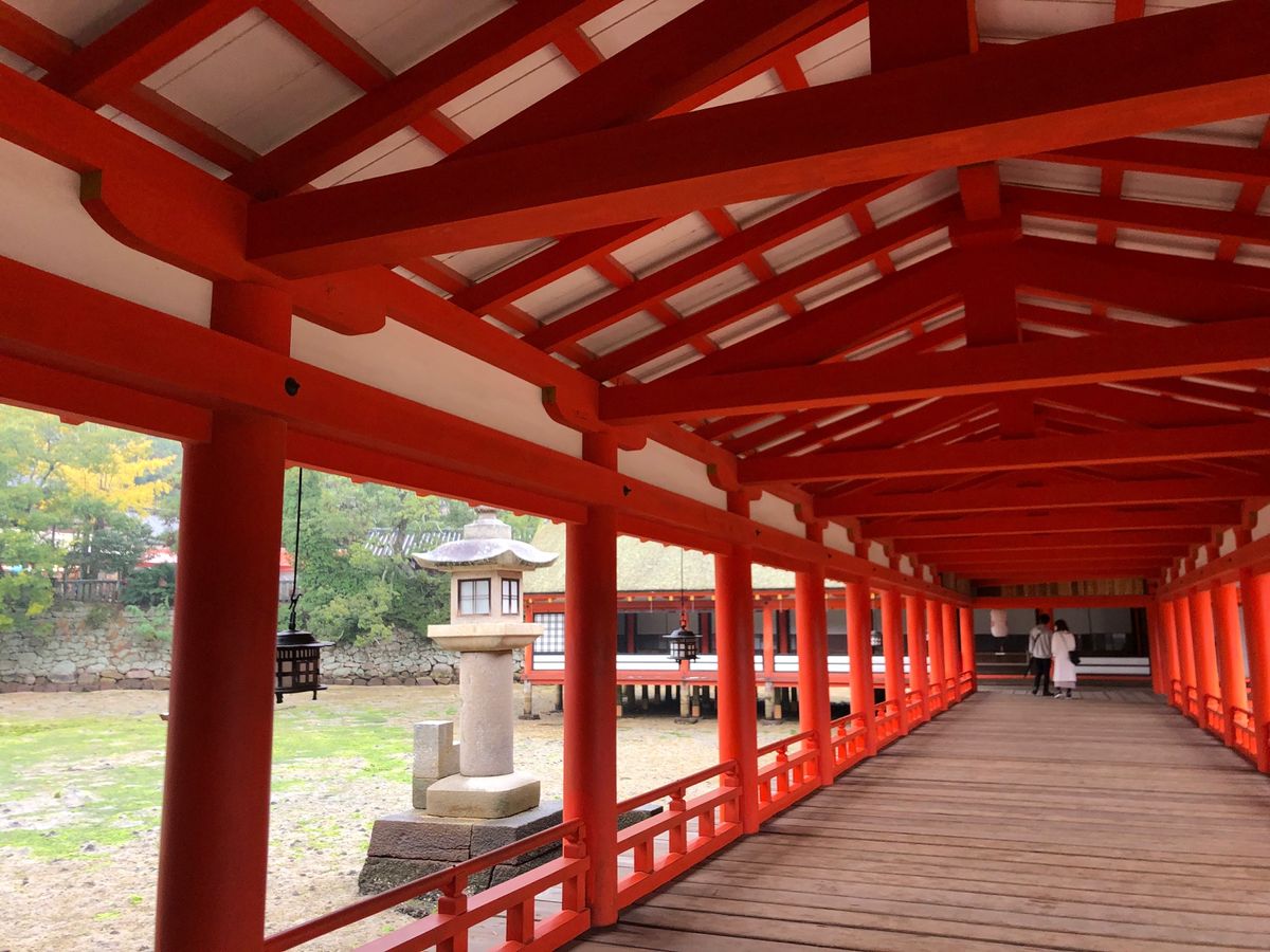 宮島は初めて。なんと厳島神社の大鳥居は修理工事中。これもこれでレア！？（笑）