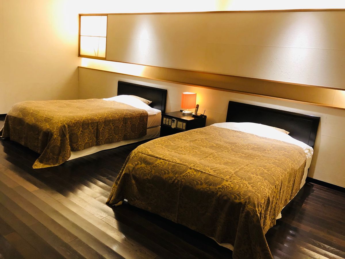 お宿は「花紫」。
こんな時期なので露天風呂付のお部屋に宿泊しました。
が、...