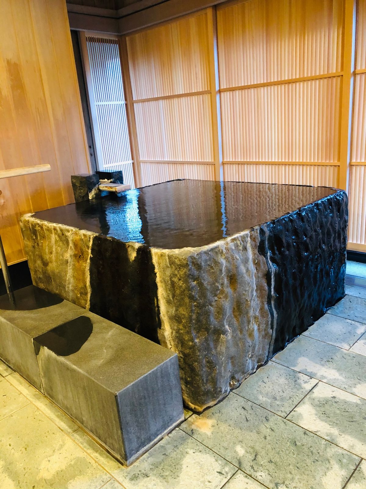 お宿は「花紫」。
こんな時期なので露天風呂付のお部屋に宿泊しました。
が、...