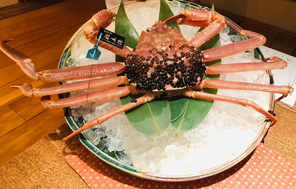 日本・金沢「山中温泉」の写真：夕食は蟹の懐石。
タグ付き蟹がさまざまな...