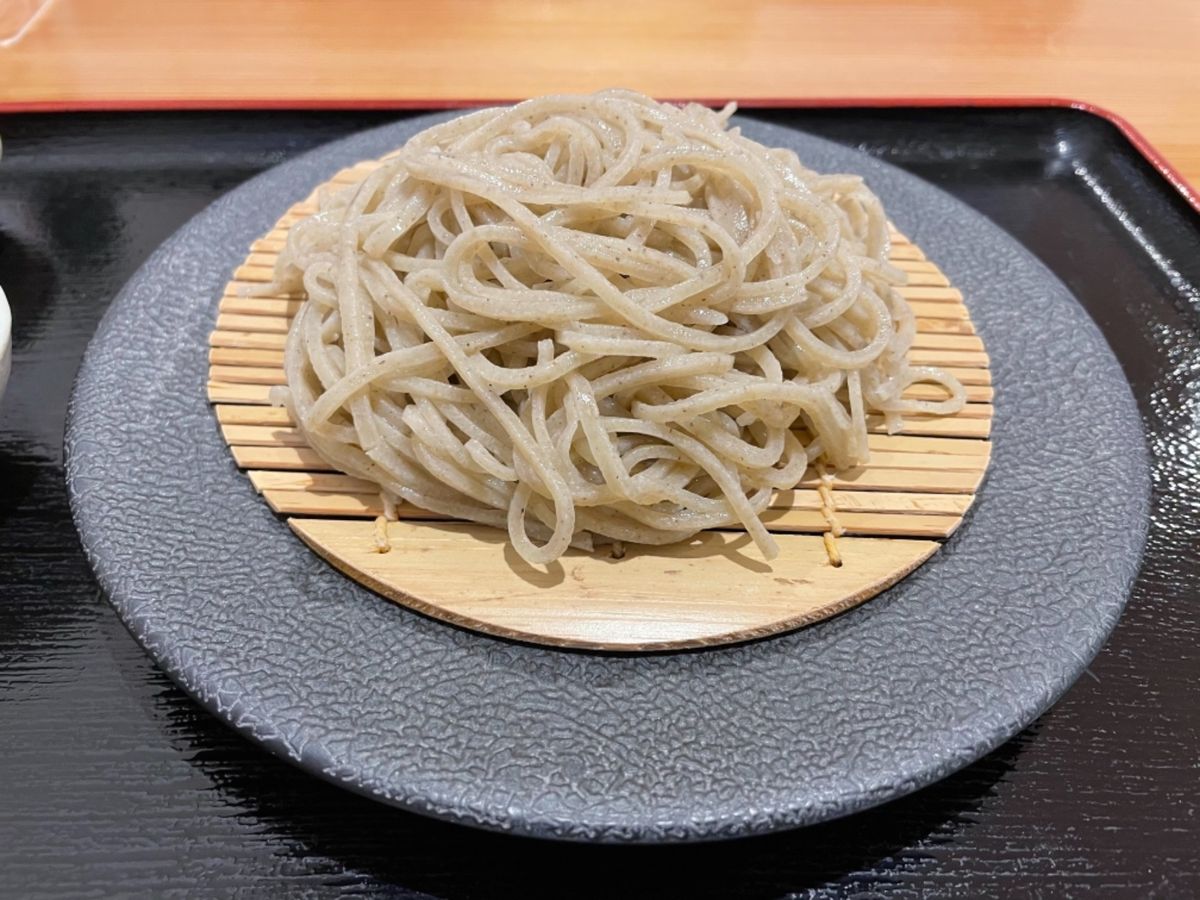 お昼は犬山城下町の蕎麦正まついへ。こちらは郡上八幡に本店のある人気店。ざる...
