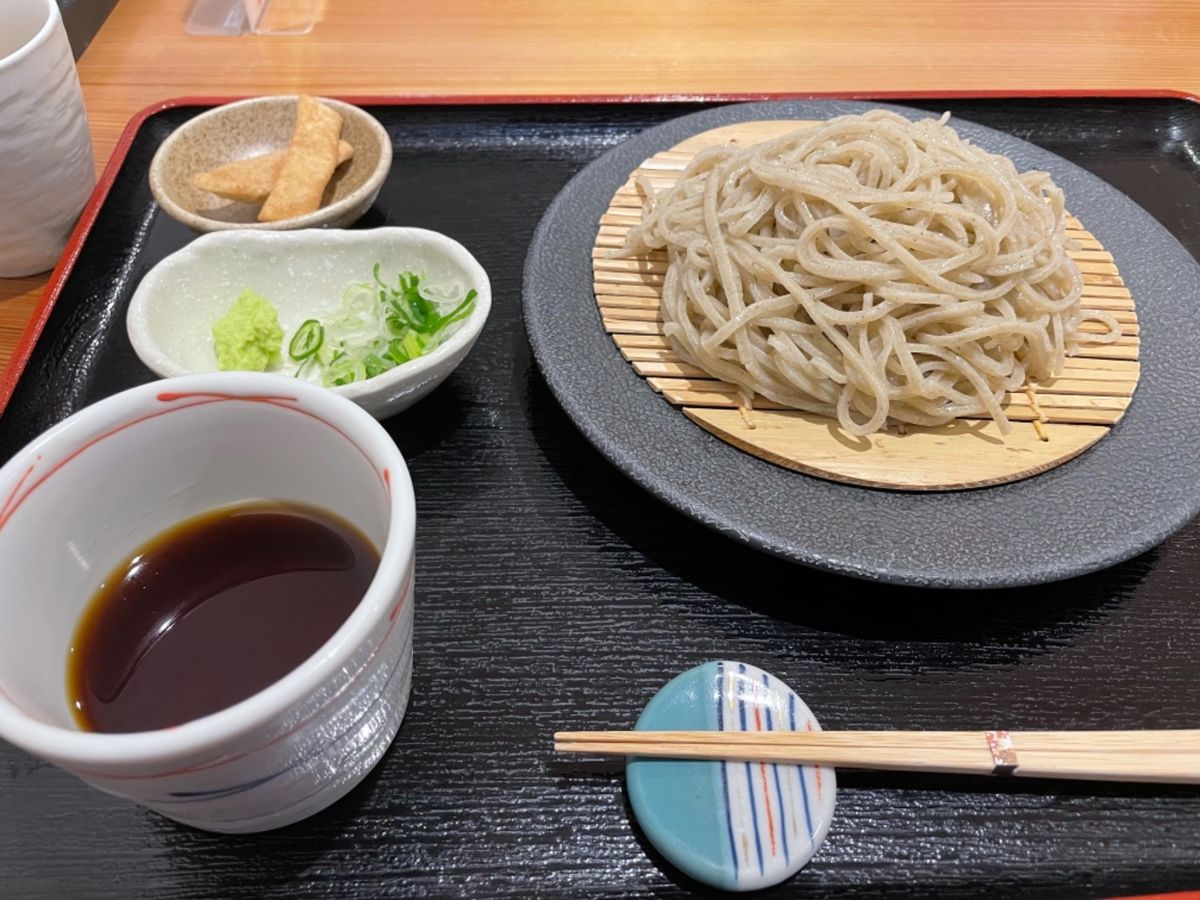 お昼は犬山城下町の蕎麦正まついへ。こちらは郡上八幡に本店のある人気店。ざる...