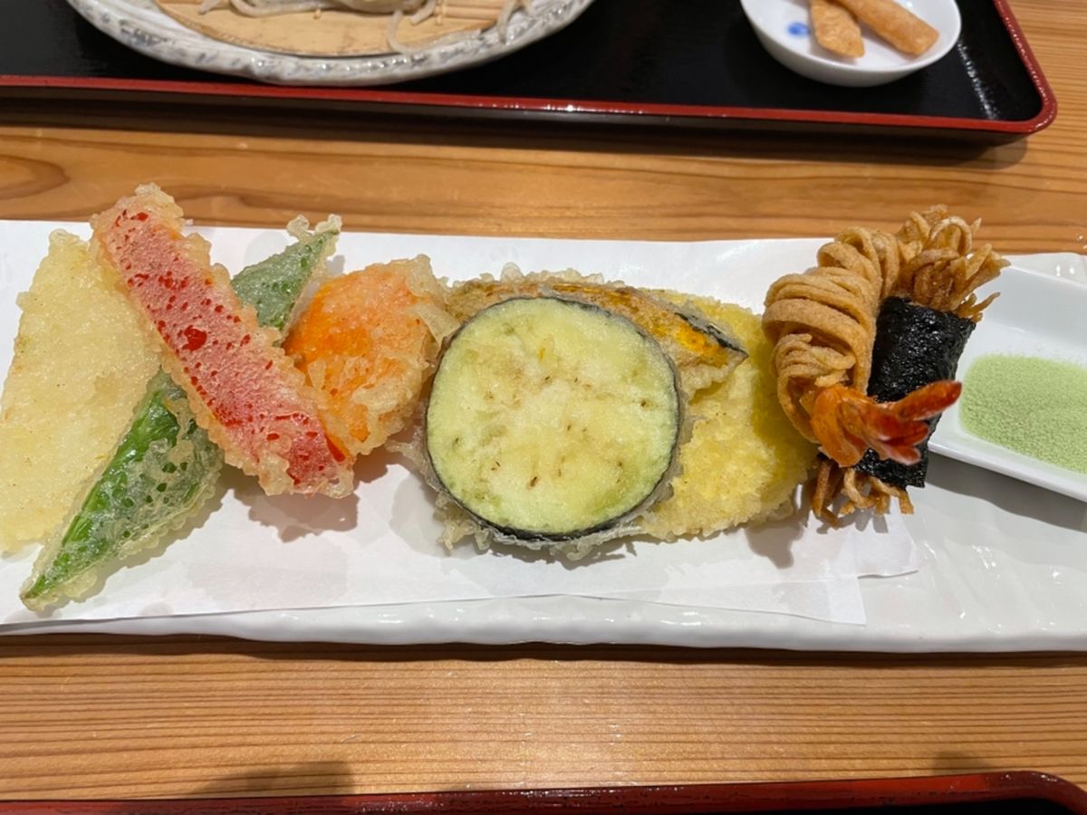 お昼は犬山城下町の蕎麦正まついへ。こちらは郡上八幡に本店のある人気店。ざる...