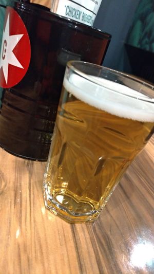 夜はヴィンテージマーケットで買い物をする友人を待ちながらパブで2杯。
その...