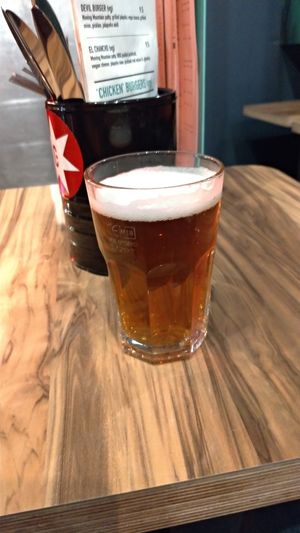 夜はヴィンテージマーケットで買い物をする友人を待ちながらパブで2杯。
その...